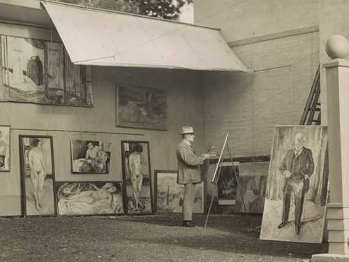 Edvard Munch: Edvard Munch in the open-air studio at Ekely, 1933. Photo © Munchmuseet