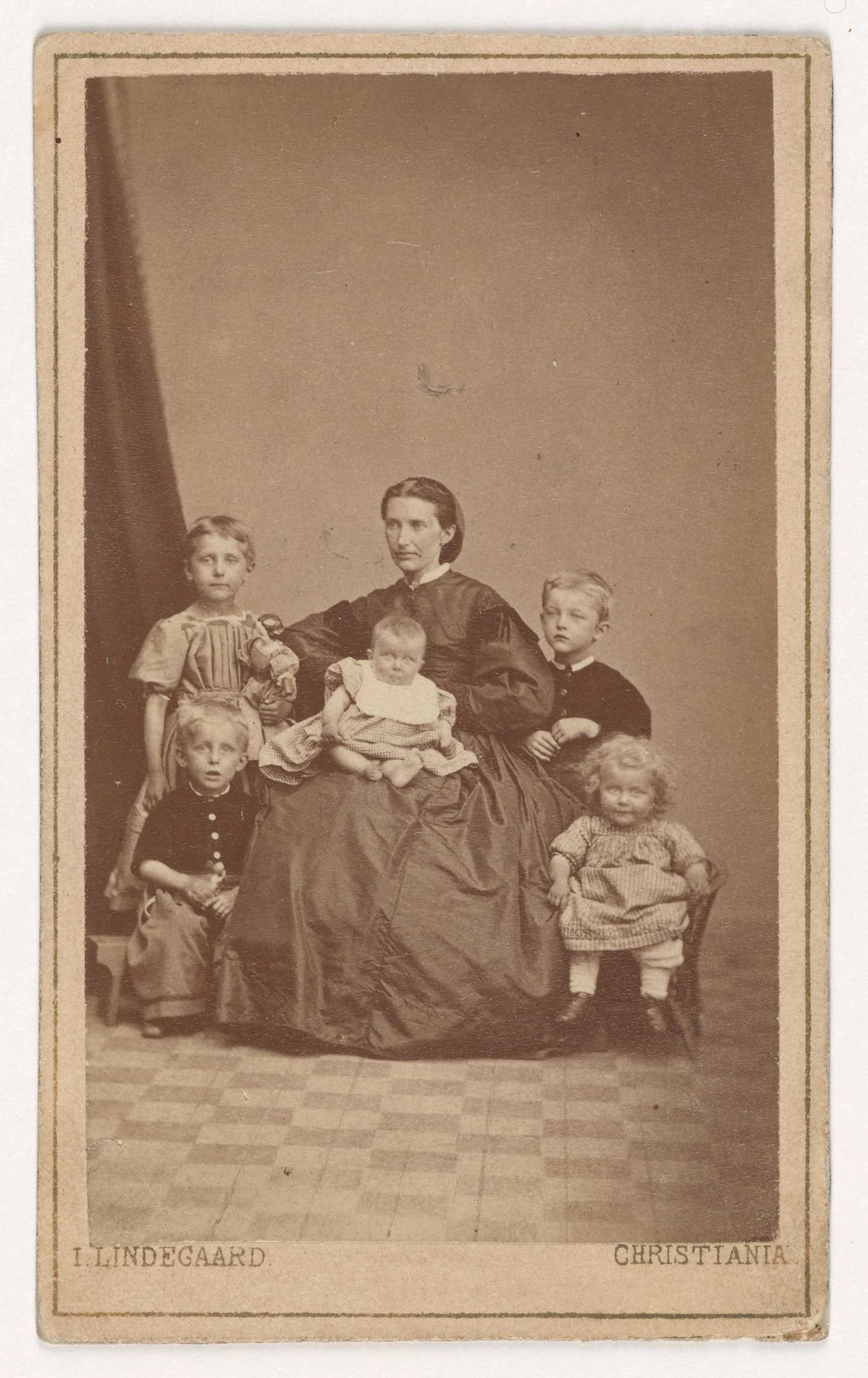 Laura Cathrine Munch og henns barn, 1868. Sophie (oppe til venstre), Edvard (oppe til høyre), Andreas (nede til venstre), Laura (nede til høyre) and Inger (på morens fang). Foto © Munchmuseet