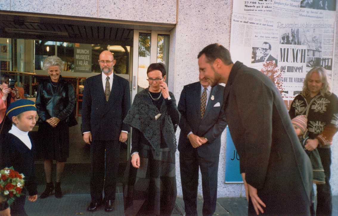 Crown Prince Haakon greets musicians from the Tøyen School's music band under the Museum's 40th anniversary in 2003. Photo @ Munchmuseet