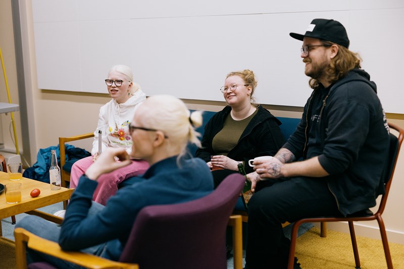 Bilde fra arbeidet med formidlingsprosjektet knyttet til utstillingen SOLO OSLO - Apichaya Wanthiang, hvor Frida Rusnak jobbet sammen med personer med synsnedsettelser for å finne ut hvordan samtidskunst kan bli mer tilgjengelig for denne gruppen.