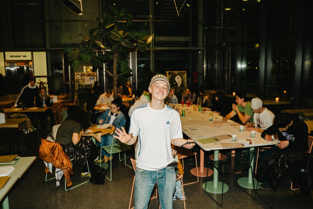 Foto av Kacper Błażej Tratkowski med sittene personer i bakgrunnen.